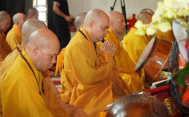 Thượng tọa Thích Thanh Phong trong khóa lễ tại chánh điện Thượng tọa Thích Thanh Phong trong khóa lễ tại chánh điện