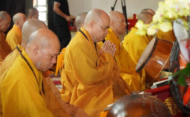 Thượng tọa Thích Thanh Phong trong khóa lễ tại chánh điện