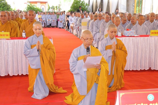 Ni sư Thích nữ Như Hoa tin tưởng giao phó ngôi Tam bảo chùa Vạn Quốc đến Đại đức tân trụ trì