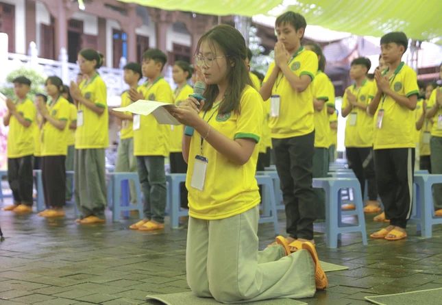 Đại diện các khóa sinh dâng lời phát nguyện