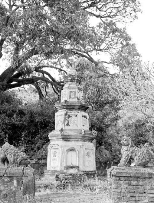 Bảo tháp Tổ Pháp Chuyên Diệu Nghiêm - chùa Từ Quang, Phú Yên (cũ) nay là tỉnh Đắk Lắk Bảo tháp Tổ Pháp Chuyên Diệu Nghiêm - chùa Từ Quang, Phú Yên (cũ) nay là tỉnh Đắk Lắk