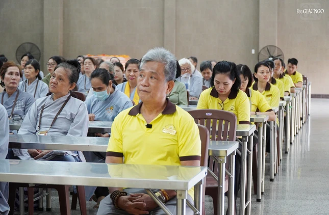Phật tử chăm chú lắng nghe