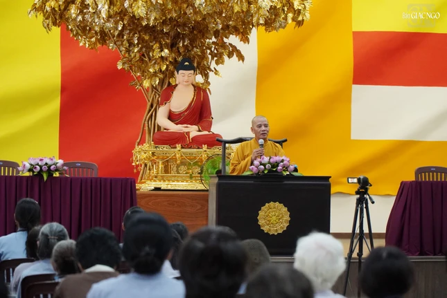 Thượng tọa Thích Minh Nhựt, Ủy viên Ban Trị sự GHPGVN TP.HCM thuyết giảng tại khóa tu