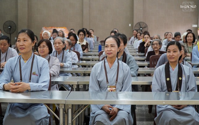 Phật tử tham dự khóa tu Ngày an lạc tại chùa Phổ Quang