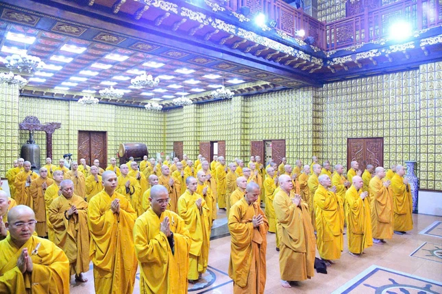 Có hơn 100 hành giả trên địa bàn phường Diên Hồng, Vườn Lài và Hòa Hưng tham dự lễ Bố-tát tại chùa Giác Ngộ