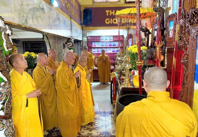 Chư tôn giáo phẩm lễ Tổ trước khi bắt đầu Lễ Bố-tát tại chánh điện chùa Quảng Đức - Ảnh: Pháp Toàn