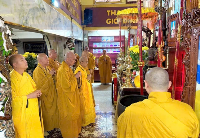 Chư tôn giáo phẩm lễ Tổ trước khi bắt đầu Lễ Bố-tát tại chánh điện chùa Quảng Đức - Ảnh: Pháp Toàn