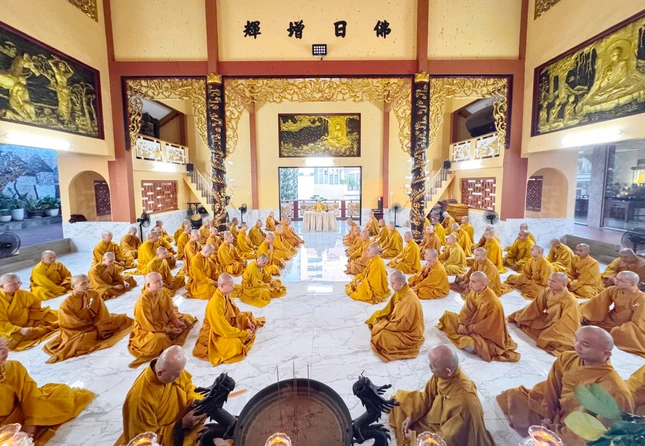 Bố-tát là ngày trưởng tịnh, định kỳ thuyết giới của chúng xuất gia nhằm nhắc nhở nhau về giới pháp - Ảnh: Minh Phúc