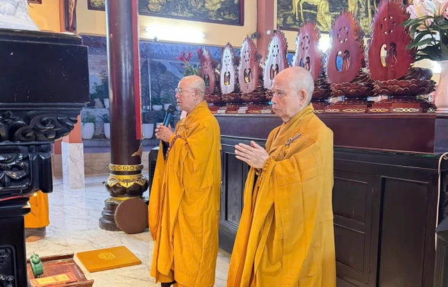 Chư tôn giáo phẩm niêm hương, đảnh lễ Tam bảo tại chánh điện chùa Hưng Phước - Ảnh: Minh Phúc