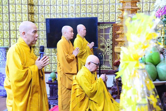 Trang nghiêm khóa lễ tại chánh điện chùa Giác Ngộ