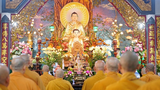 Khóa lễ tại chánh điện chùa Huỳnh Kim