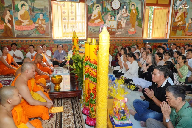 Phật tử tác bạch dâng đèn hạ và y tắm mưa đến chư Tăng tại chánh điện Phật tử tác bạch dâng đèn hạ và y tắm mưa đến chư Tăng tại chánh điện