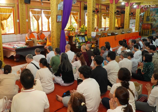 Khóa lễ cúng dường trai Tăng hồi hướng phước báu đến cửu huyền thất tổ Khóa lễ cúng dường trai Tăng hồi hướng phước báu đến cửu huyền thất tổ