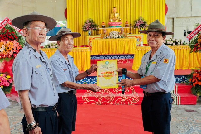 Huynh trưởng Thị Cư - Nguyễn Thanh Minh trao quyết định nhân sự Ban Quản trại đến huynh trưởng Minh Thao
