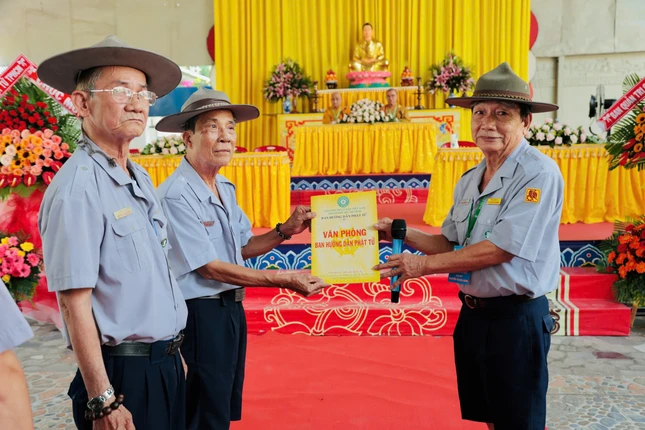 Huynh trưởng Thị Cư - Nguyễn Thanh Minh trao quyết định nhân sự Ban Quản trại đến huynh trưởng Minh Thao
