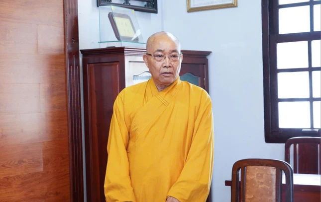 Hòa thượng Thích Minh Nhật, Trưởng ban Trị sự GHPGVN tỉnh Lâm Đồng phát biểu tại buổi gặp mặt thân mật