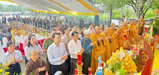 Chư tôn đức, đại diện chính quyền dâng hương tưởng niệm