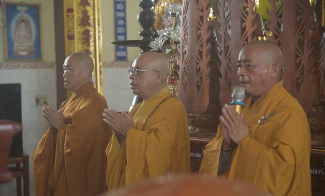 Thượng tọa Thích An Thường, Hóa chủ trường hạ Pháp Thành cùng chư tôn đức trong khóa lễ Bố-tát tại chánh điện