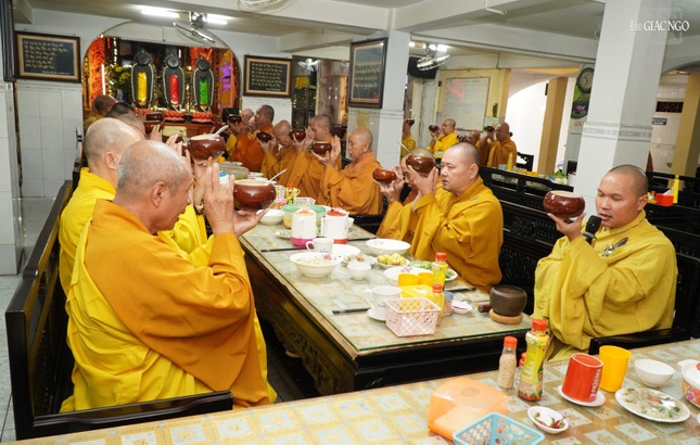 Ma-ha Bát-nhã ba-la-mật/ Tam đức lục vị/ Cúng Phật cập Tăng/ Pháp giới hữu tình/ Phổ đồng cúng dường