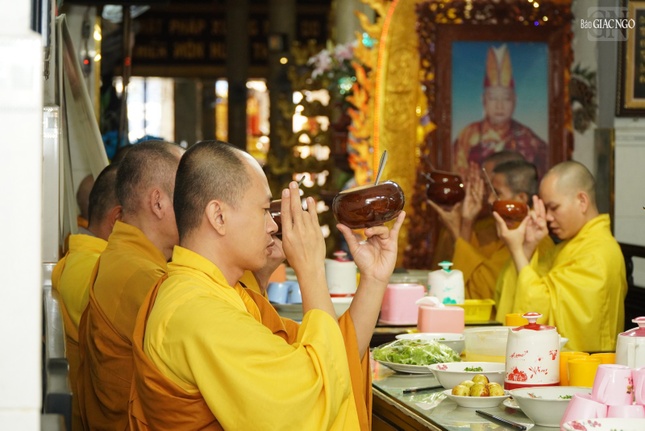 ... Nhược phạn thực thời/ Đương nguyện chúng sanh/ Thiền duyệt vi thực/ Pháp hỷ sung mãn