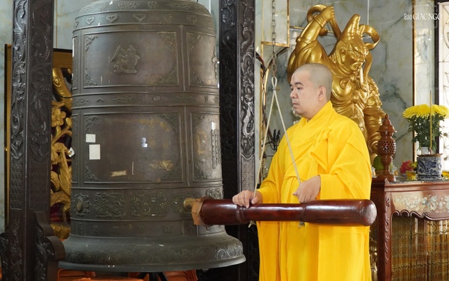 Sau thời thọ trai, trong tiếng chuông trống Bát-nhã trầm hùng, chư hành giả thực hiện thời khóa kinh hành