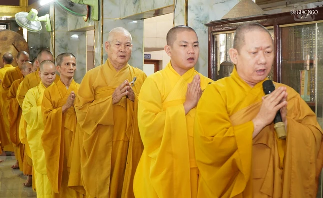 Trong tiếng niệm Nam mô A Di Đà Phật