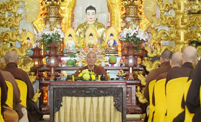 Thượng tọa Thích Giác Trí hướng dẫn Phật pháp đến hành giả an cư vào sáng thứ Bảy hàng tuần trong mùa hạ