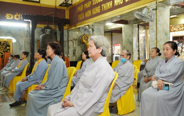 Phật tử nương nhờ chư hành giả cũng tu học trong ba tháng an cư