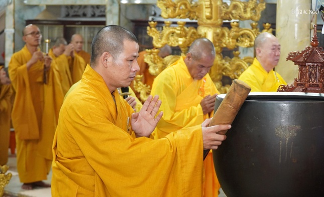 Thời khóa tụng kinh Pháp hoa buổi sáng tại trường hạ Quảng Đức