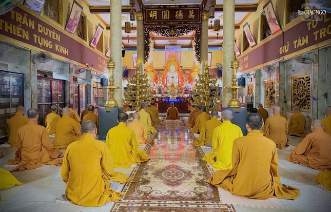 Sau thời khóa tọa thiền, là thời chỉ tịnh, kết thúc một ngày tại trường hạ chùa Quảng Đức