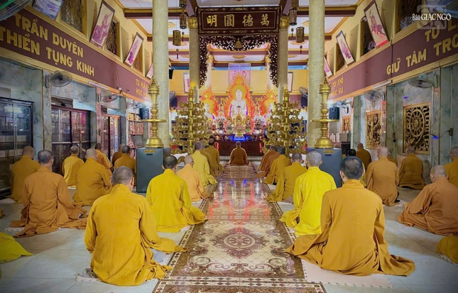 Sau thời khóa tọa thiền, là thời chỉ tịnh, kết thúc một ngày tại trường hạ chùa Quảng Đức