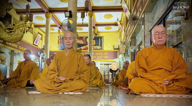 Có những hành giả phát nguyện sẽ ở yên tu tập không đi ra ngoài trong ba tháng an cư