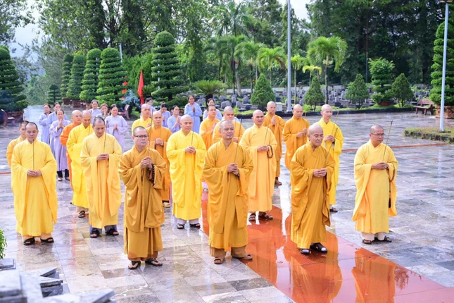 Dâng hương tưởng niệm tại Nghĩa trang Liệt sĩ