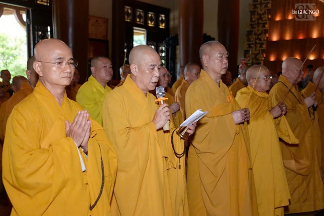 Thượng tọa Thích Quảng Chơn, Phó Thường trực Ban Nghi lễ T.Ư, Trưởng ban Nghi lễ GHPGVN TP.HCM xướng lễ