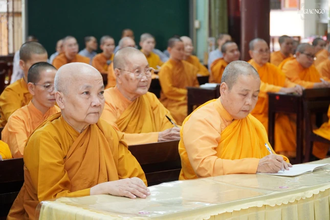 Lắng nghe và ghi chép cẩn thận