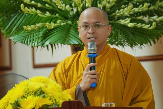 Đại đức Thích Nguyên Chính đọc quyết định chuẩn y thành phần nhân sự các ban chuyên môn Đại đức Thích Nguyên Chính đọc quyết định chuẩn y thành phần nhân sự các ban chuyên môn