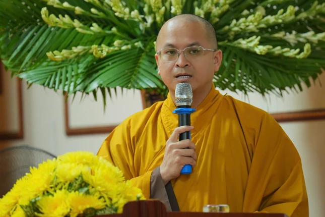 Đại đức Thích Nguyên Chính đọc quyết định chuẩn y thành phần nhân sự các ban chuyên môn Đại đức Thích Nguyên Chính đọc quyết định chuẩn y thành phần nhân sự các ban chuyên môn