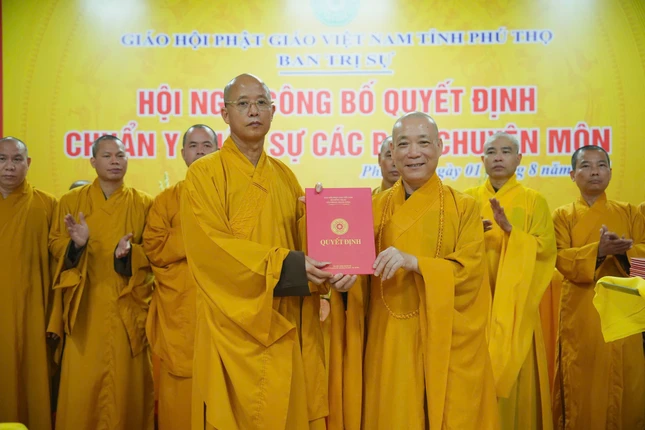 Hòa thượng Thích Bảo Nghiêm trao quyết định đến Trưởng ban Trị sự GHPGVN tỉnh Phú Thọ Hòa thượng Thích Bảo Nghiêm trao quyết định đến Trưởng ban Trị sự GHPGVN tỉnh Phú Thọ