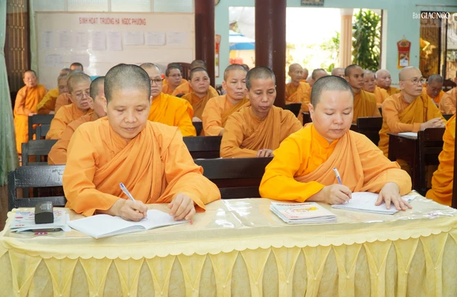 Ban Chức sự cung thỉnh chư tôn giáo phẩm thuyết giảng hàng tuần tại trường hạ. Bên cạnh đó, chư Ni giáo phẩm hệ phái Khất sĩ cũng trực tiếp chia sẻ những chuyên đề liên quan đến giáo lý, Chơn lý của Tổ sư Minh Đăng Quang và thi kệ của cố Ni trưởng Huỳnh Liên