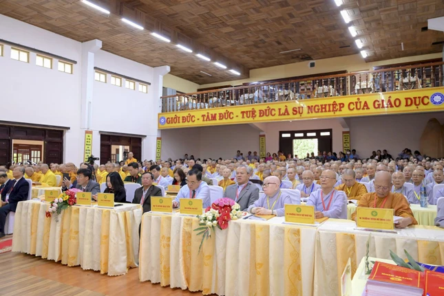 Đại diện chính quyền, Tăng Ni tham dự