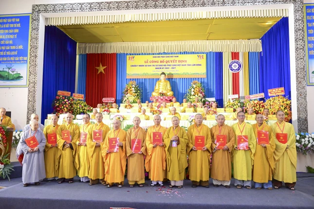 Trưởng lão Hòa thượng Thích Thiện Pháp trao quyết định