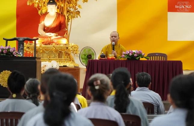 Đại đức Thích Quảng Lâm hướng dẫn Phật tử niệm Phật