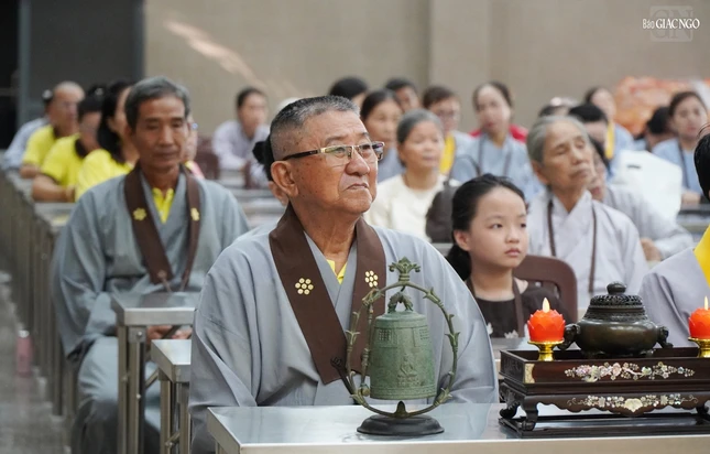 Phật tử thính pháp