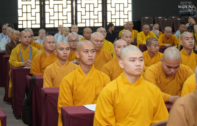 Chư Tăng chăm chú lắng nghe Chư Tăng chăm chú lắng nghe