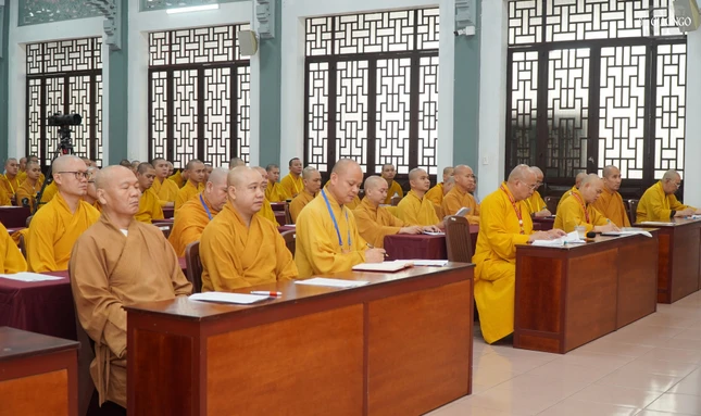 Chư hành giả lắng nghe, ghi chép những lời chỉ dạy của Trưởng lão Hòa thượng Thích Nhật Quang