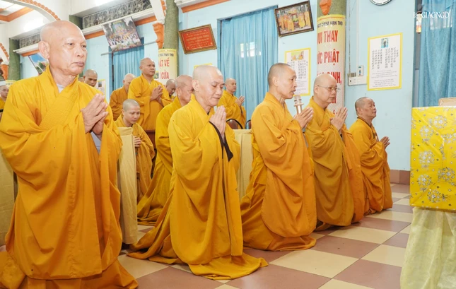 Thượng tọa Thích Minh Quang, Hóa chủ trường hạ chùa Vạn Thọ báo cáo chương trình tu học trong mùa an cư. Theo đó, mỗi ngày tại trường hạ bắt đầu lúc 3g45 và kết thúc 21g30, với các thời: công phu khuya, chấp tác, tụng kinh, quá đường, học pháp, tọa thiền...