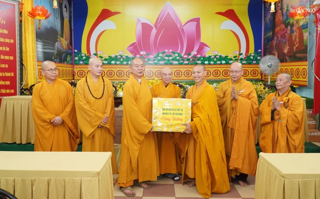 Trao cúng dường đến trường hạ chùa Vạn Thọ