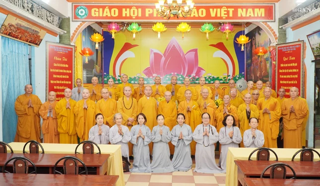 Trường hạ Vạn Thọ hiện có 60 vị hành giả an cư. Theo truyền thống trong mùa An cư kiết hạ, chư Tăng hành giả trên địa bàn các phường: Tân Định, Sài Gòn, Bến Thành, Cầu Ông Lãnh về trường hạ Bố-tát an cư