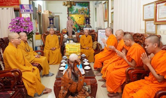 Ban Thường trực Ban Trị sự GHPGVN TP.HCM thăm cúng dường trường hạ Candaransi