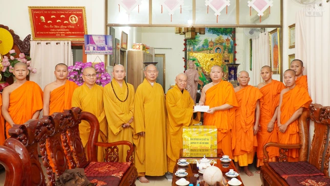Đại đức Châu Hoài Thái, Ủy viên Hội đồng Trị sự, Phó Văn phòng II T.Ư cùng chư Tăng tại chùa Candaransi đón nhận quà cúng dường từ chư tôn đức Ban Thường trực Ban Trị sự GHPGVN TP.HCM